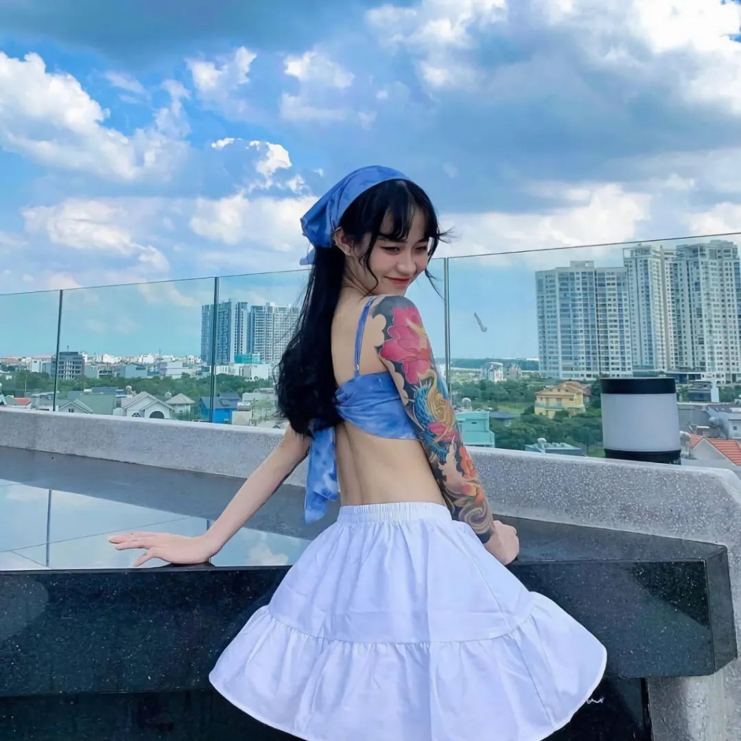 与一位女士合影